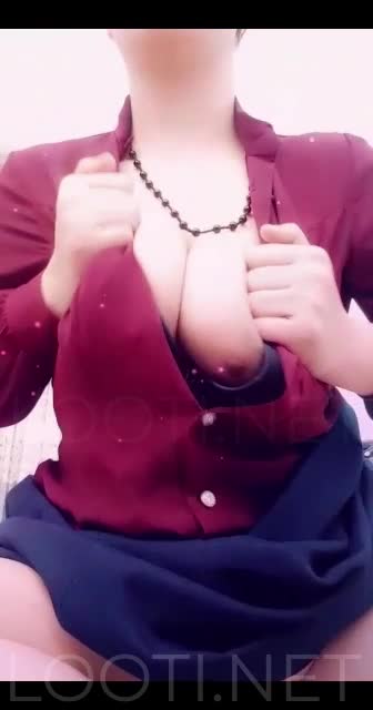 دختر تازه به دوران رسیده جلو دوربین بدن نمایی و ممه نمایی میکنه.mp4 - تماشای آنلاین در بکن تو
