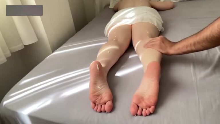 دختر سینه گنده کون گوشتی رو ماساژ  سکسی میده.mp4
