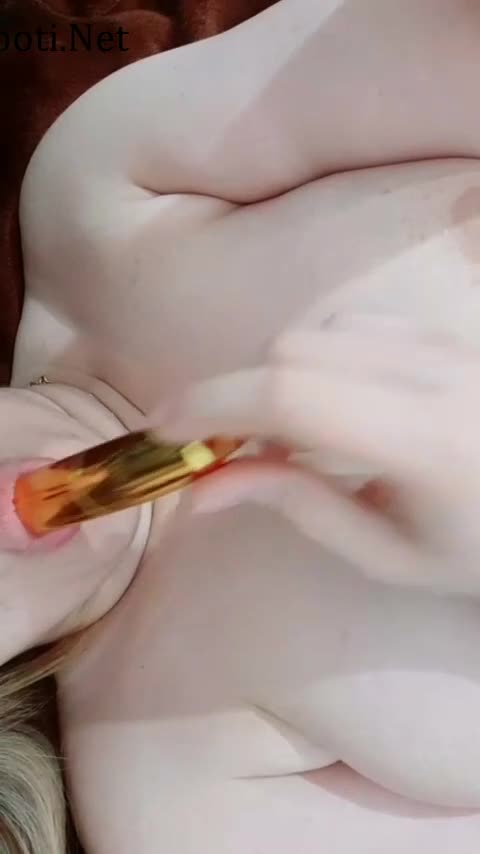دختره خوابیده و سینه های سکسیش رو نشون میده و بدن نمایی میکنه.mp4 - تماشای آنلاین در بکن تو
