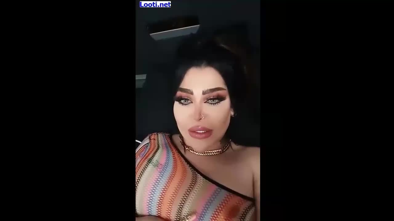 لایو لباس نازک پوشیده نوک ممه هاش و شورتش معلومه از زیر لباسش.mp4 - تماشای آنلاین در بکن تو