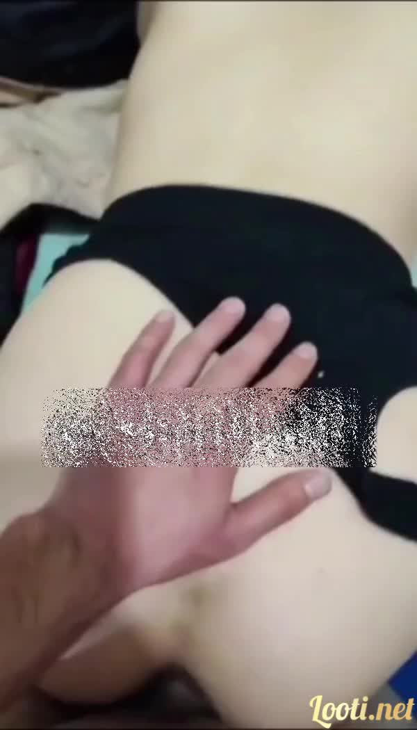 سکس زوج وطنی تو پوزیشن داگی زنه قمبل کرده کیر مرده رو تف میزنه تنظیم میکنه تا فرو کنه.mp4