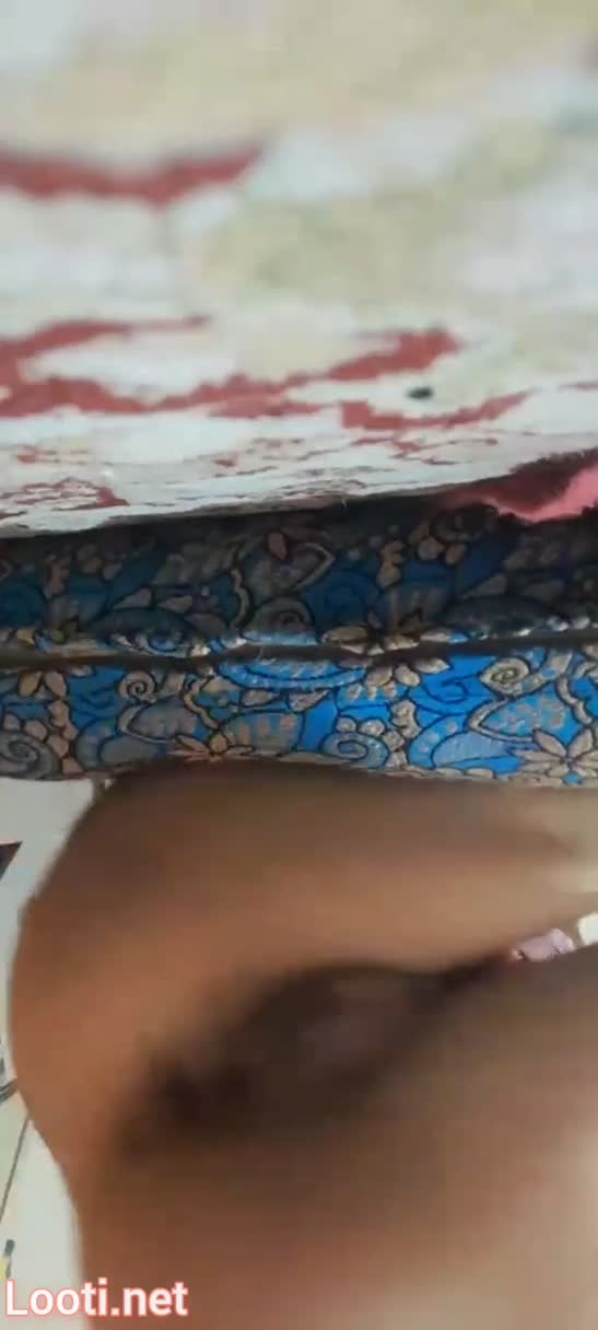 تینیجر حشری بادمجون کلفت و گنده میکنه توی سوراخ کونش و آبش میپاشه.mp4