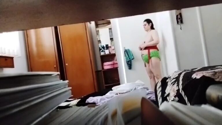 کلیپ سکسی مخفی از لباس پوشیدن مامانش با هیکل گنده.mp4