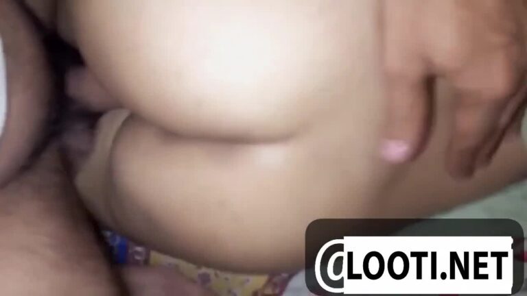 مرده نصف شب حشری شده داره تو کس زنش تلمبه میزنه.mp4