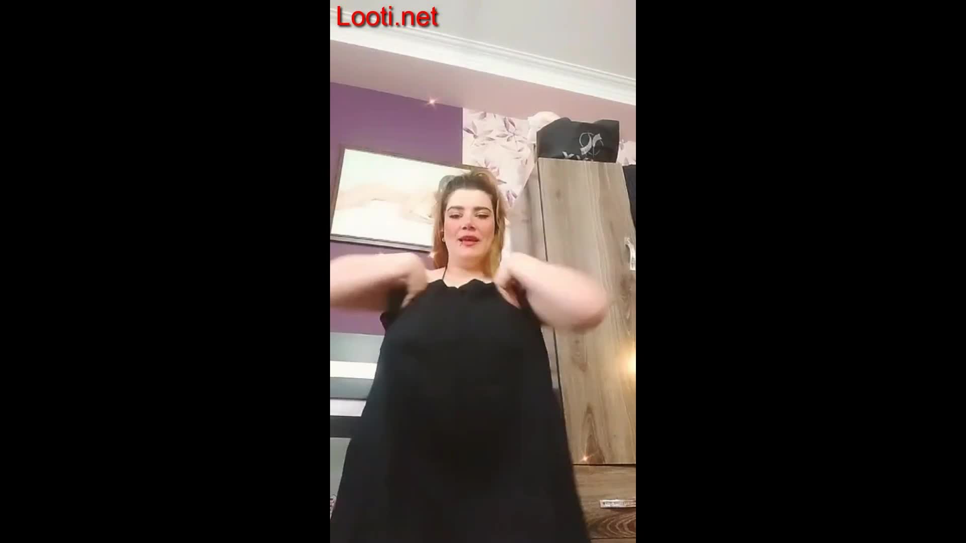 لایو دختر رشتی نوک ممه هاشو نشون میده.mp4 - تماشای آنلاین در بکن تو