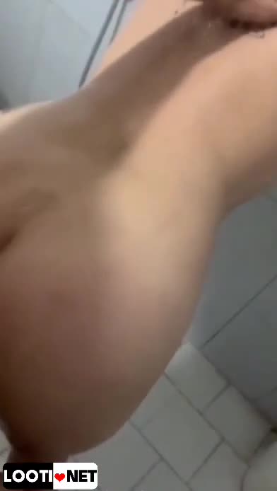 دختره زیر دوش به دوست پسرش کس میده.mp4 - تماشای آنلاین در بکن تو