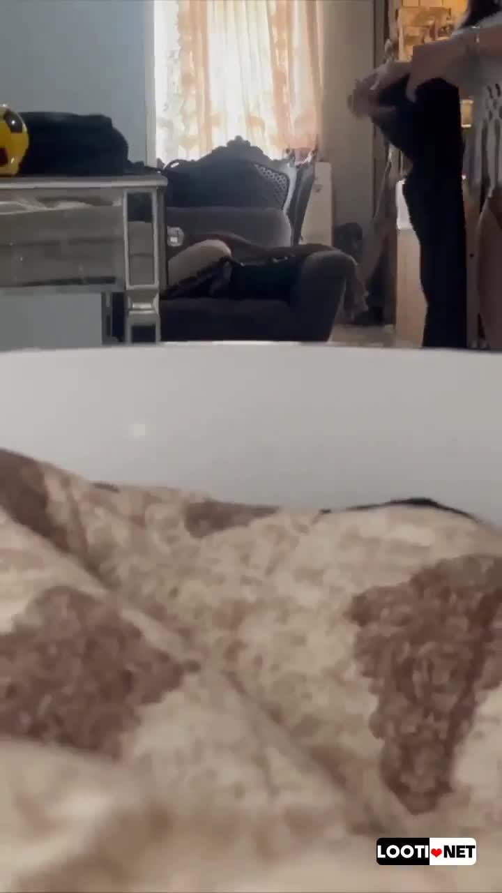 مخفی از دوست دخترش وقتی داره لباس میپوشه.mp4 - تماشای آنلاین در کیر تو کس