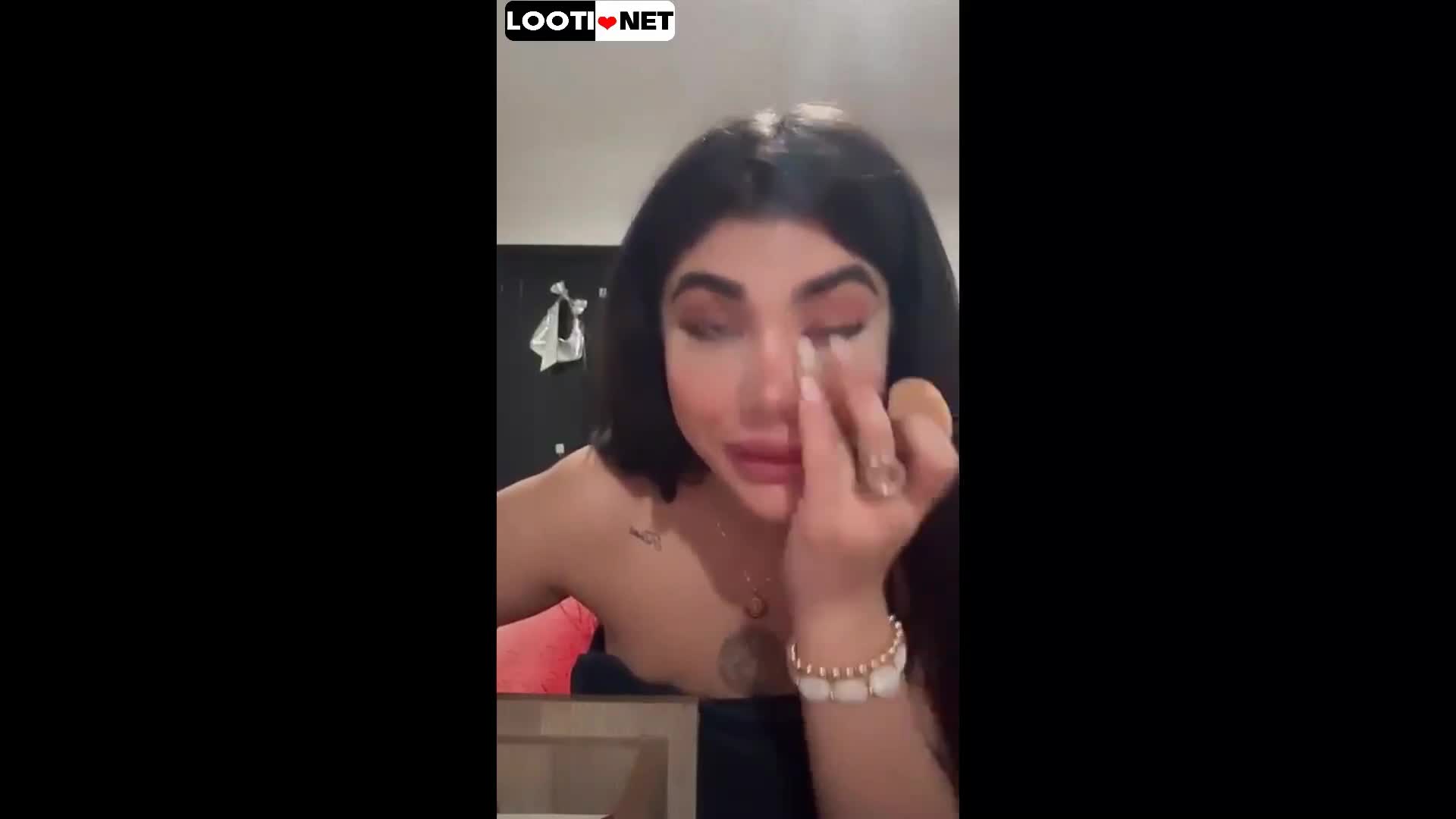 لایو دختره موقع شانه کردن موهاش حولش باز میشه همه چیزش معلوم میشه.mp4 - تماشای آنلاین در بکن تو
