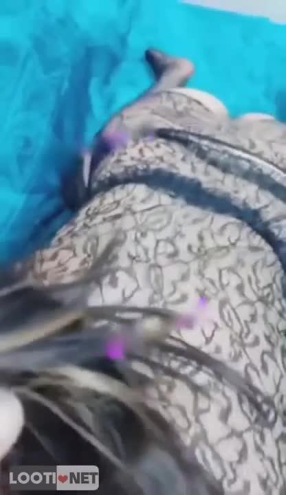گیس دوست دخترشو گرفته تا ته میکنه تو دهنش.mp4 - تماشای آنلاین در بکن تو